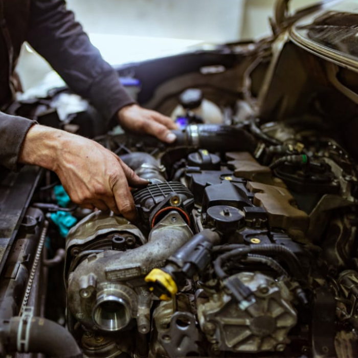 Cambio de aceite y ajustes para mantener el motor en óptimas condiciones.